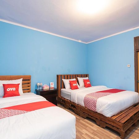 Oyo 1852 Intan Bromo Homestay Pasuruan Exteriör bild
