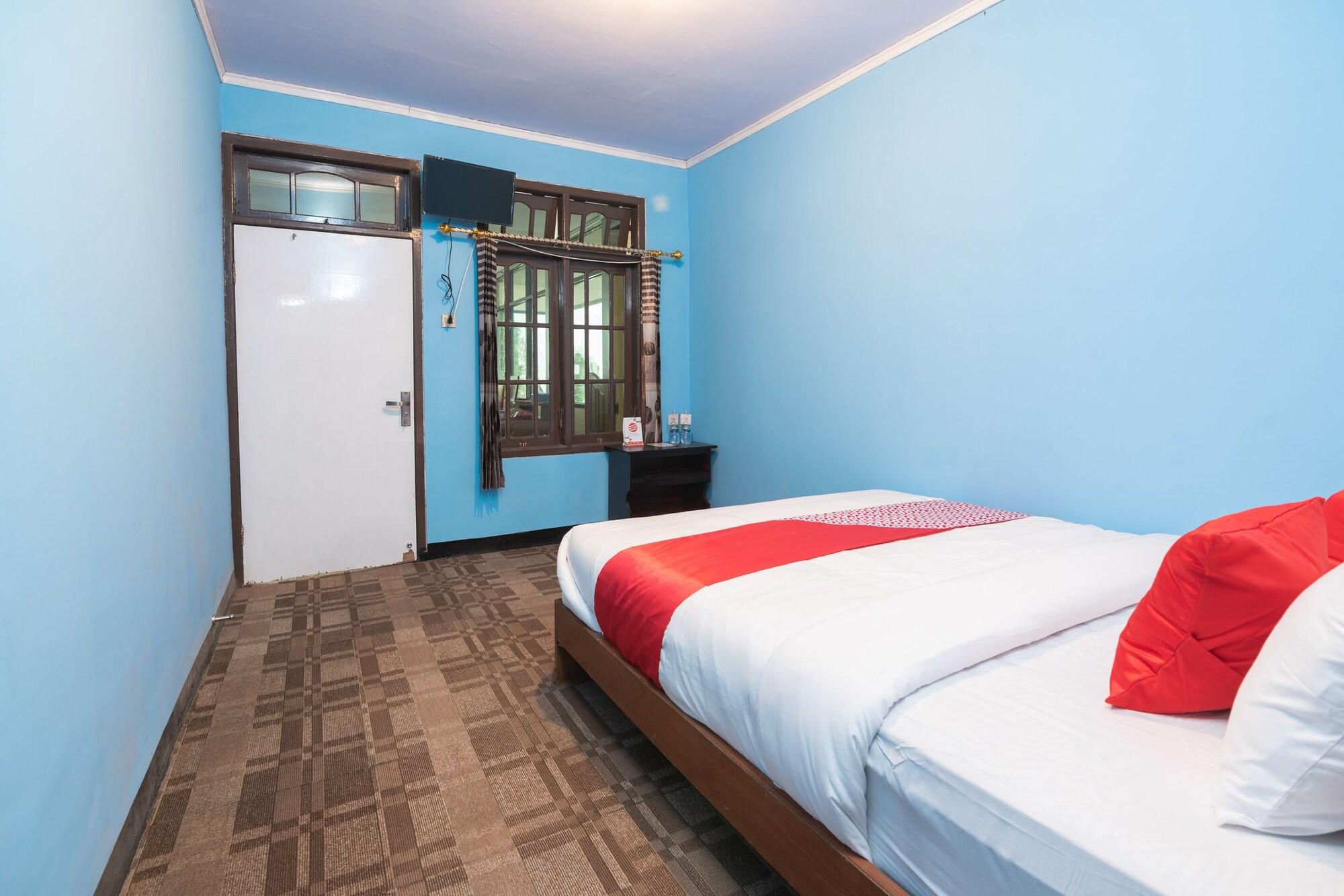 Oyo 1852 Intan Bromo Homestay Pasuruan Exteriör bild