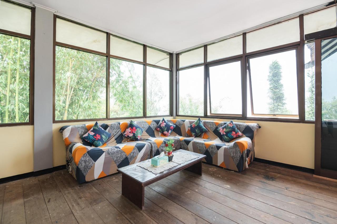 Oyo 1852 Intan Bromo Homestay Pasuruan Exteriör bild