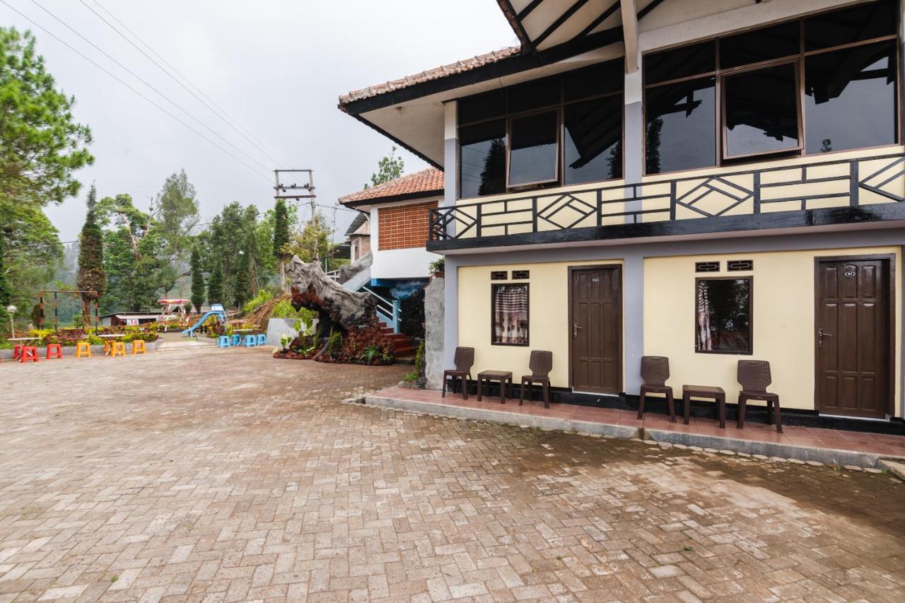 Oyo 1852 Intan Bromo Homestay Pasuruan Exteriör bild