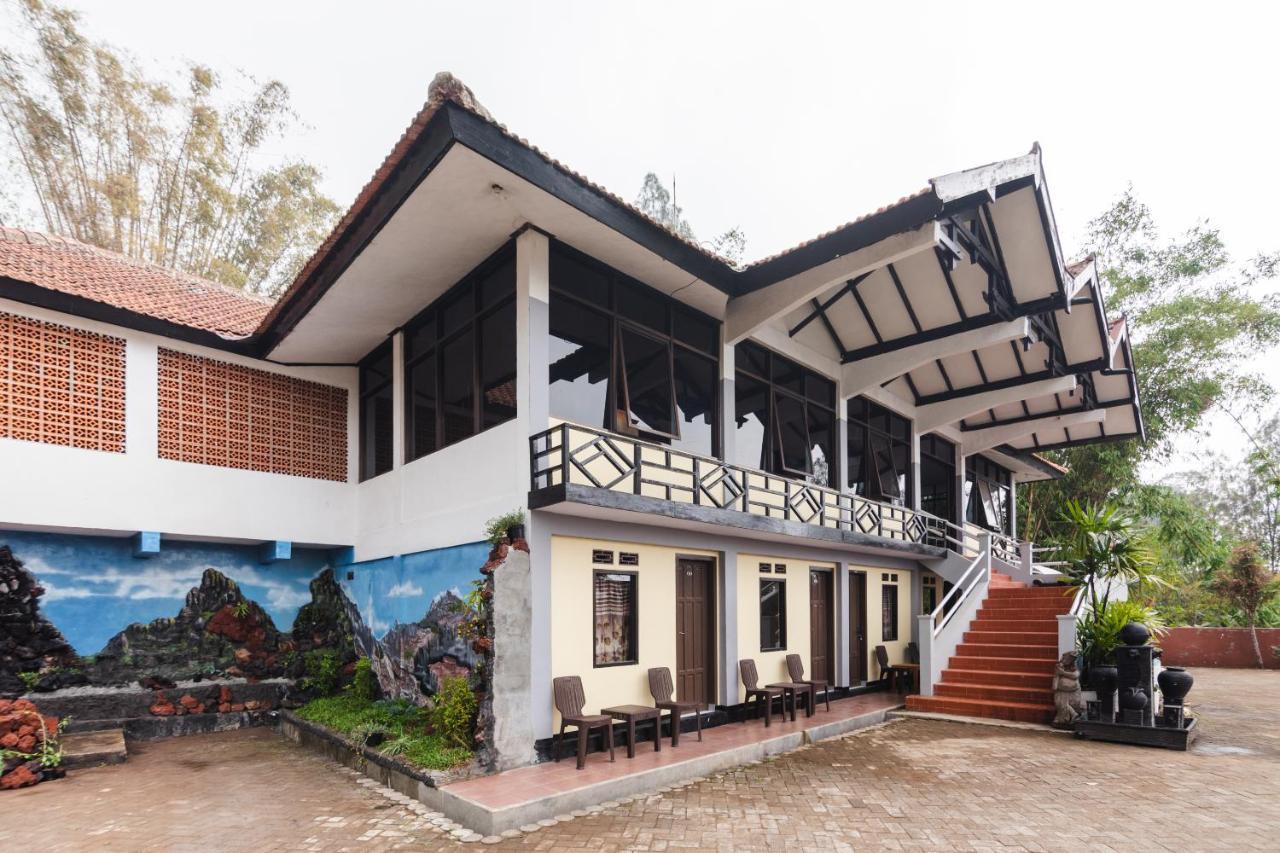Oyo 1852 Intan Bromo Homestay Pasuruan Exteriör bild
