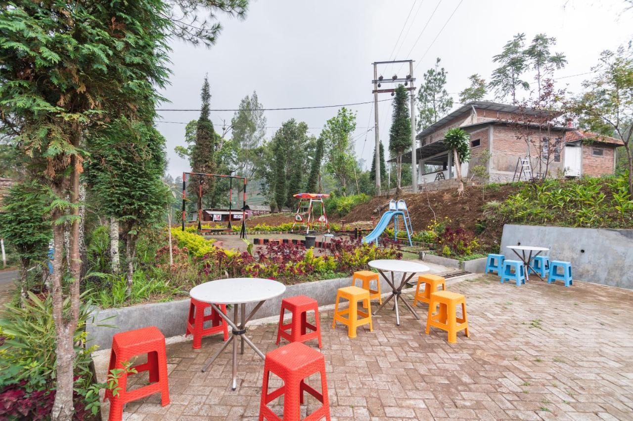 Oyo 1852 Intan Bromo Homestay Pasuruan Exteriör bild