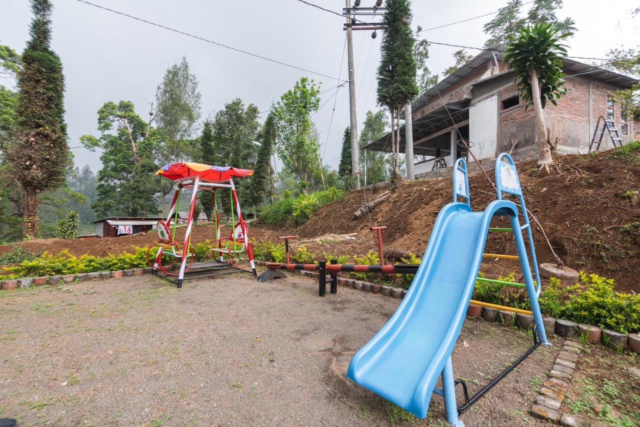 Oyo 1852 Intan Bromo Homestay Pasuruan Exteriör bild