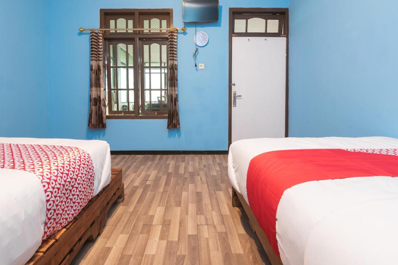Oyo 1852 Intan Bromo Homestay Pasuruan Exteriör bild