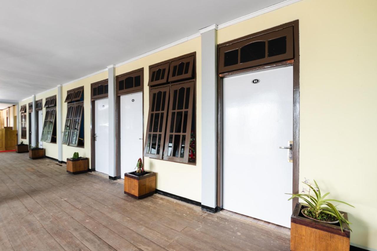Oyo 1852 Intan Bromo Homestay Pasuruan Exteriör bild