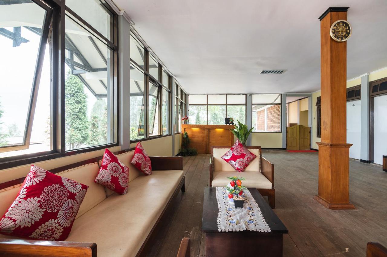 Oyo 1852 Intan Bromo Homestay Pasuruan Exteriör bild